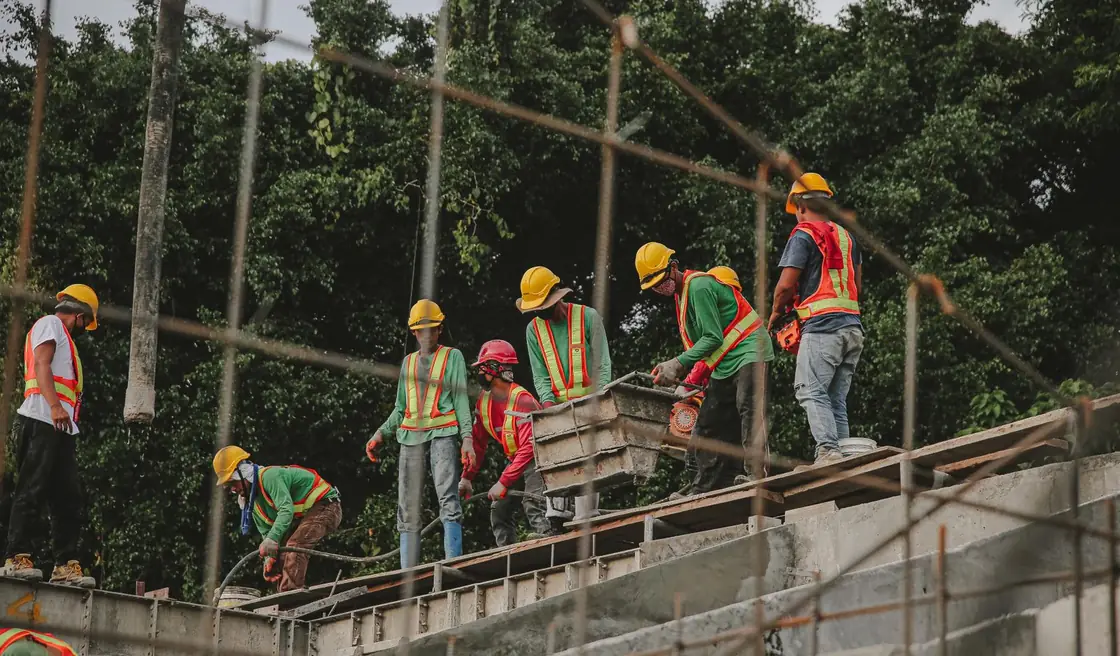Equipo de construcción trabajando en obra