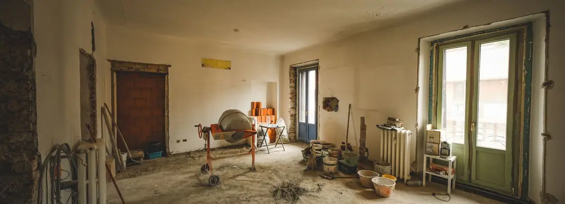 Local comercial en obra de adecuación, con estructura interior a la vista