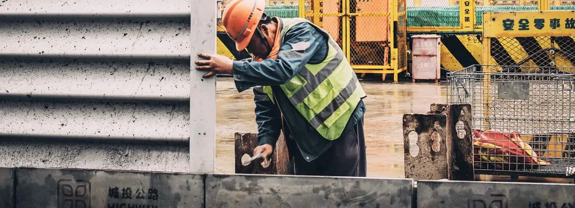 Obra en construcción con estructura y mampostería en ejecución